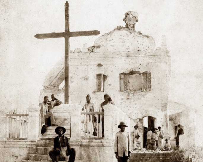 Grupo de soldados diante das ruínas da Igreja Velha de Santo Antônio